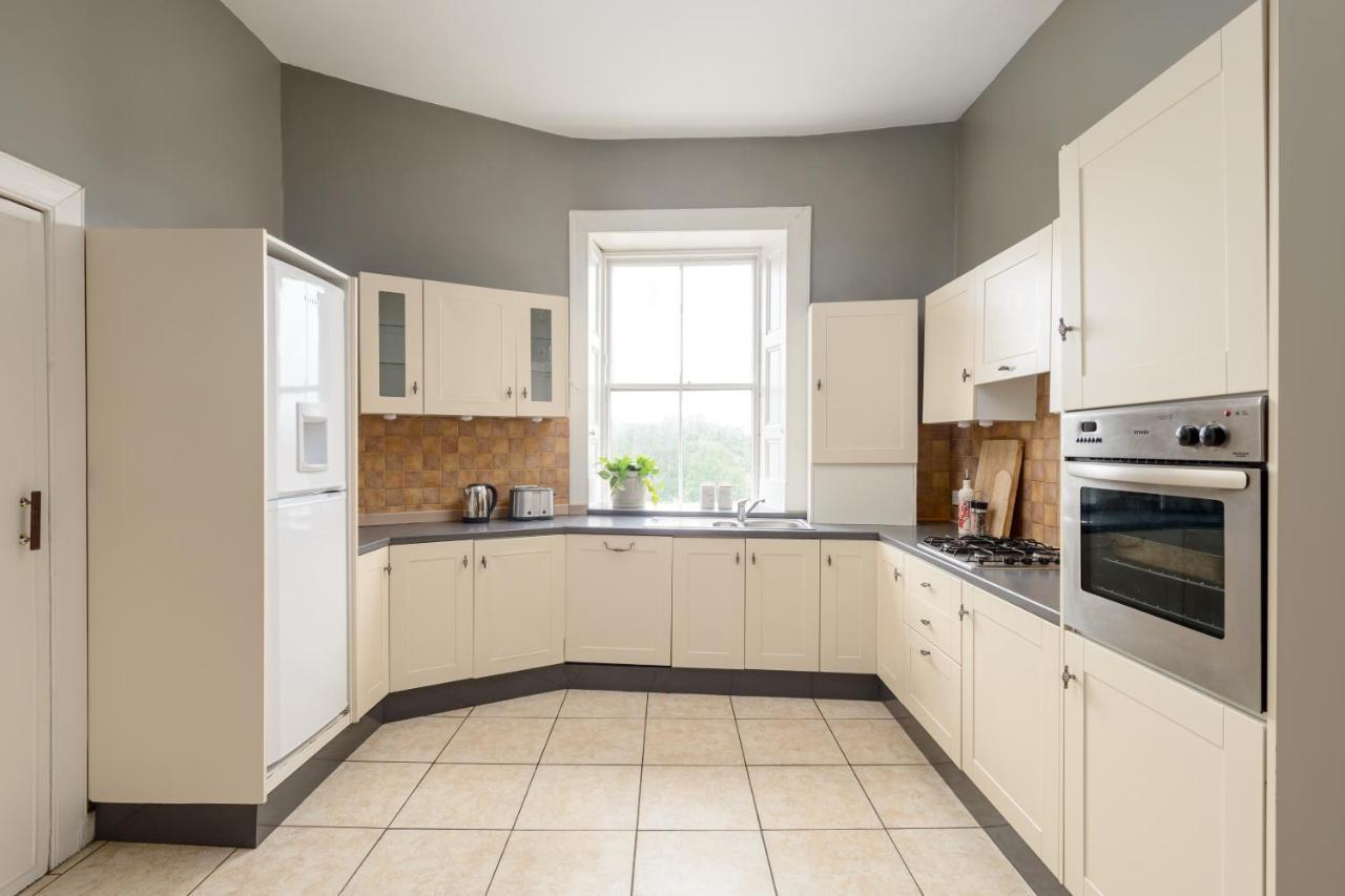 2 Bed Old Town Apartment - Next To Castle Эдинбург Экстерьер фото